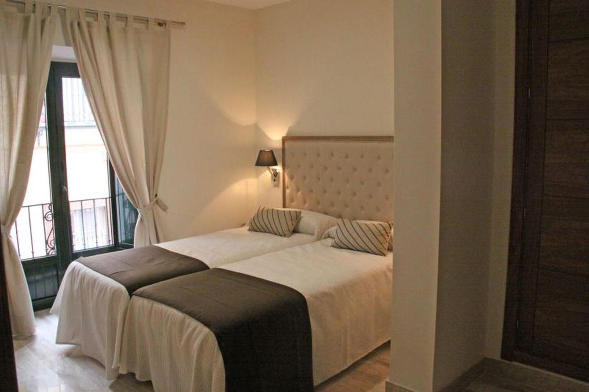 Apartamentos Living Sevilla Centro Maestranza Bagian luar foto