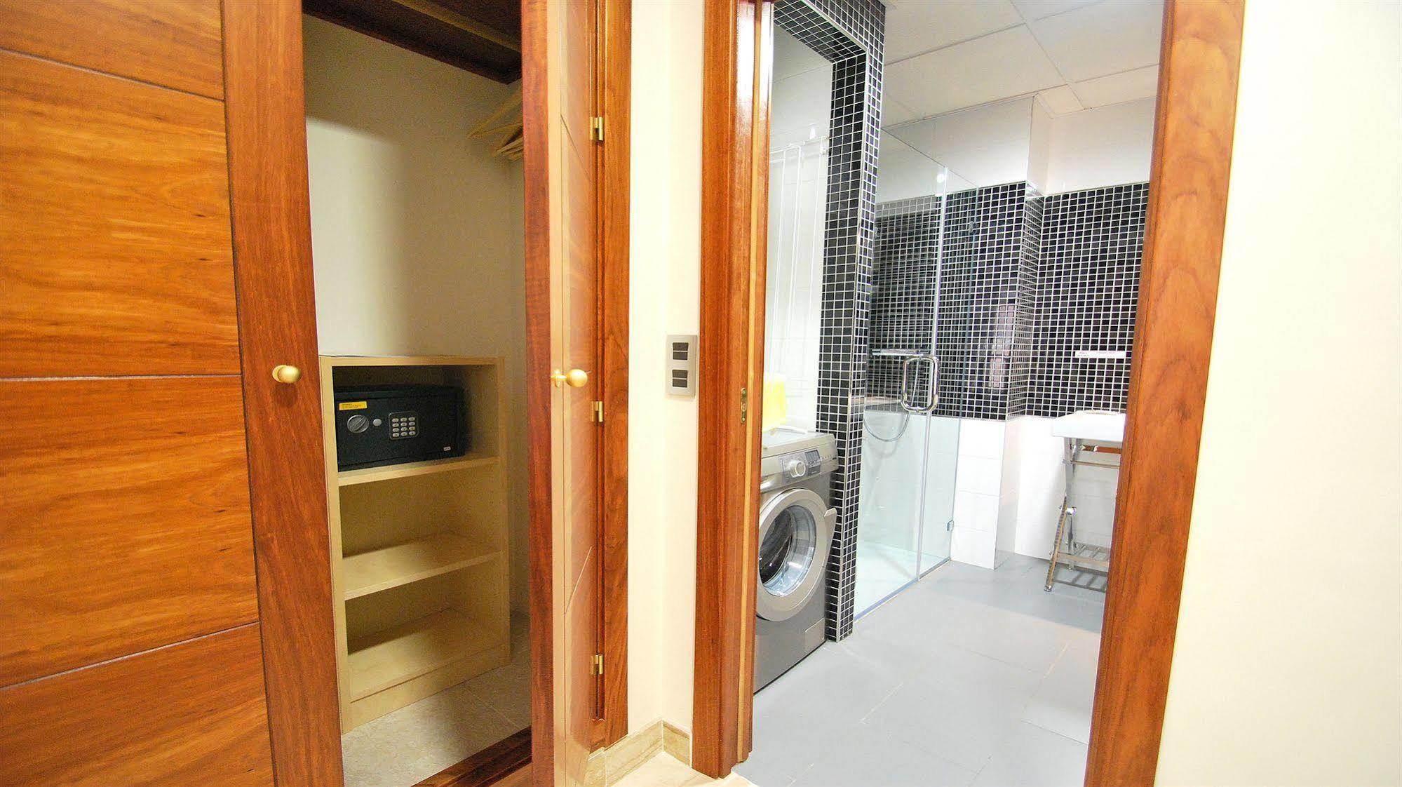 Apartamentos Living Sevilla Centro Maestranza Bagian luar foto