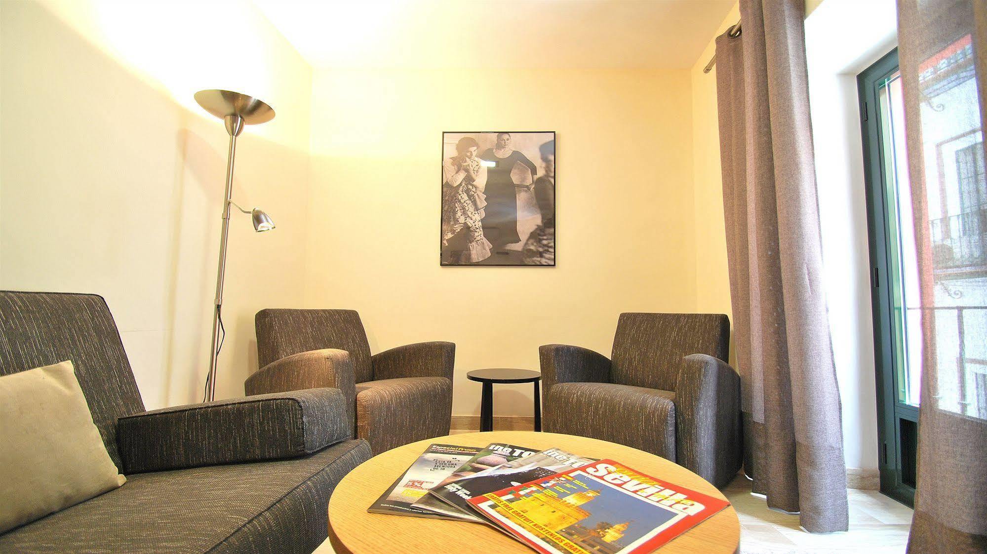 Apartamentos Living Sevilla Centro Maestranza Bagian luar foto