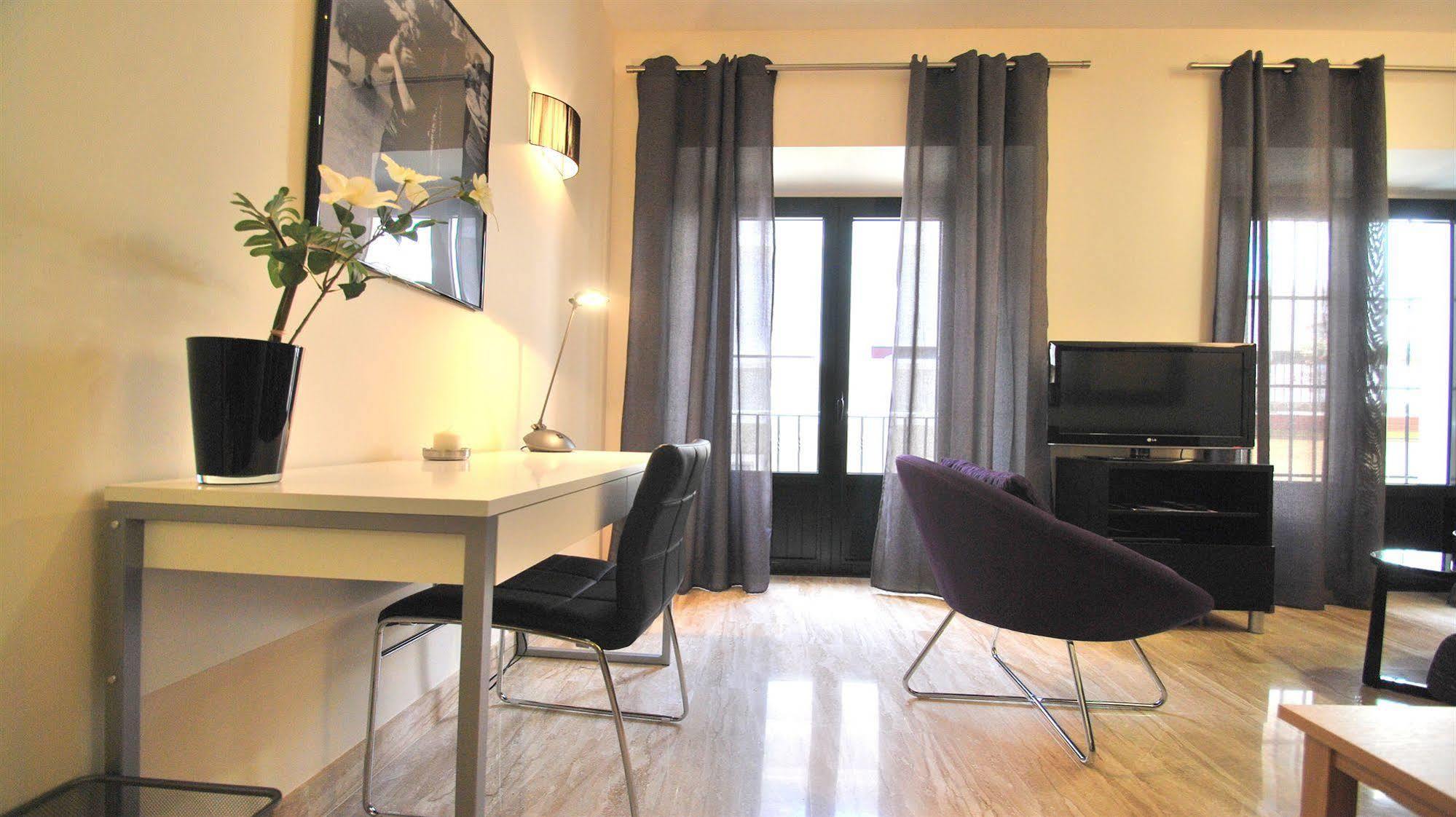 Apartamentos Living Sevilla Centro Maestranza Bagian luar foto