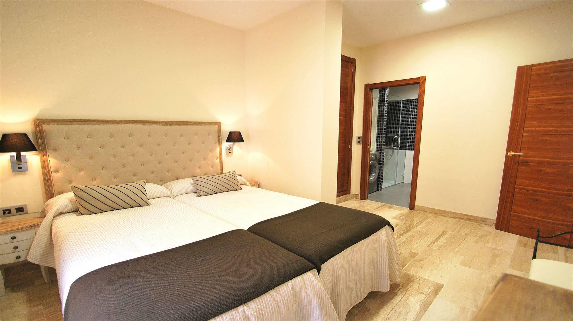 Apartamentos Living Sevilla Centro Maestranza Bagian luar foto