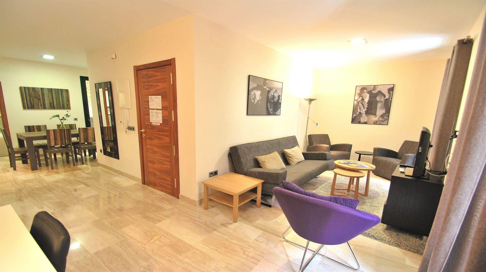 Apartamentos Living Sevilla Centro Maestranza Bagian luar foto