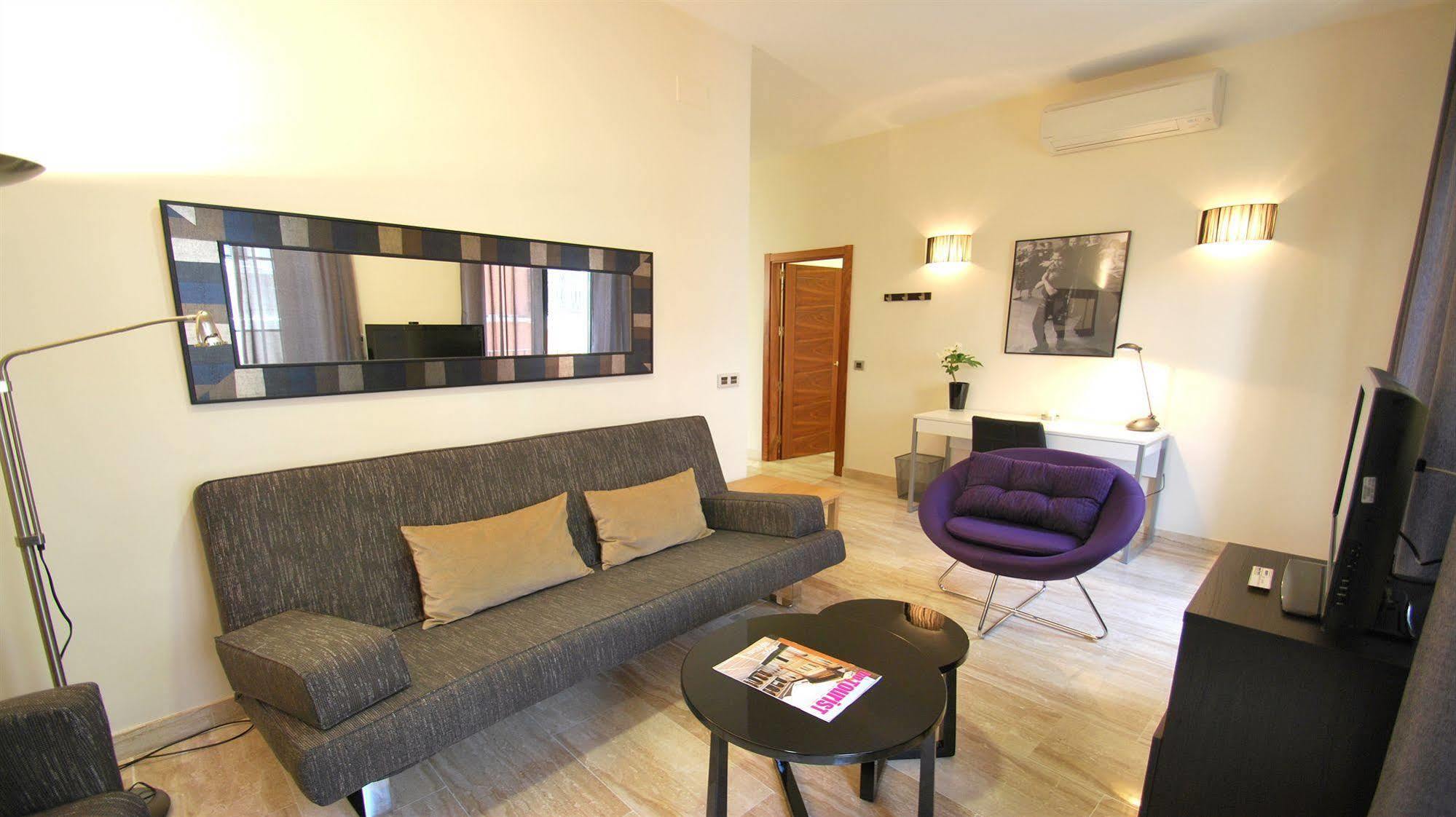 Apartamentos Living Sevilla Centro Maestranza Bagian luar foto
