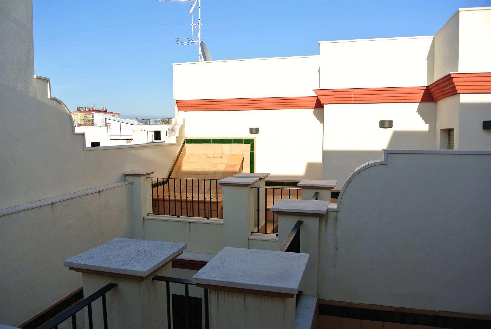 Apartamentos Living Sevilla Centro Maestranza Bagian luar foto