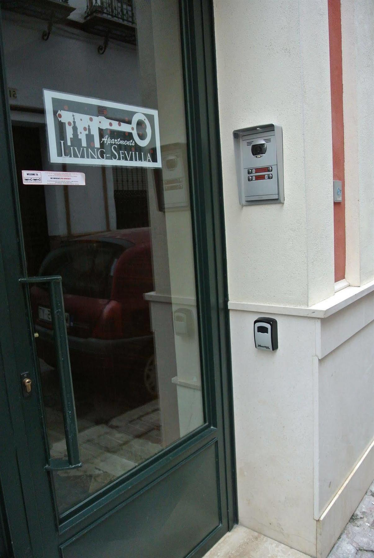 Apartamentos Living Sevilla Centro Maestranza Bagian luar foto