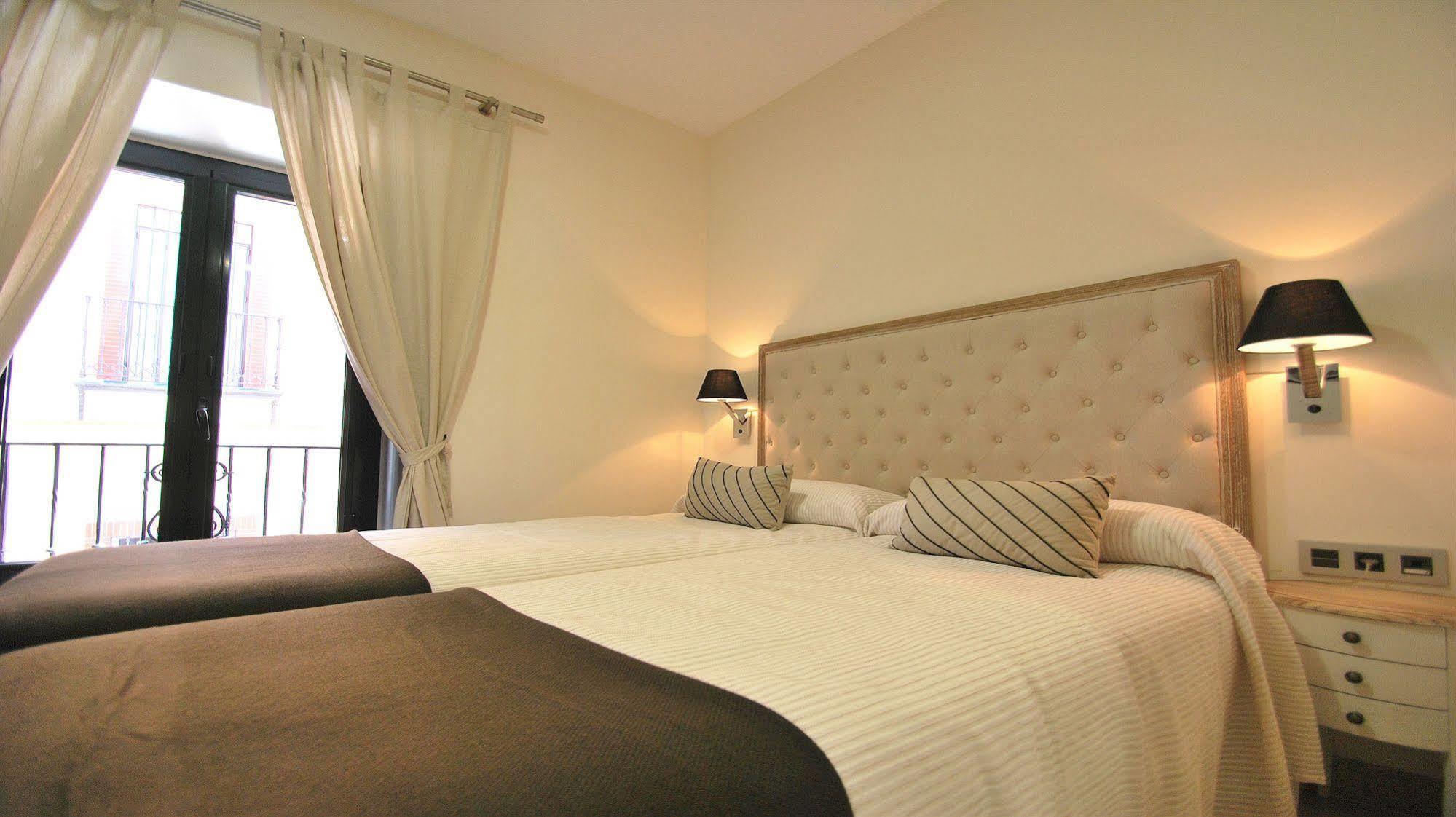 Apartamentos Living Sevilla Centro Maestranza Bagian luar foto